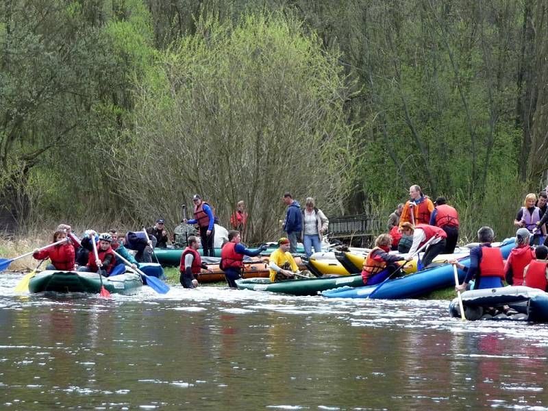 Jako přeplněná silnice v dopravní špičce vypadala v sobotu řeka Moravice. Desítky raftů, kanoí a kajaků a na nich stovky vodáků s pádly v ruce. 
