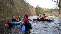 Jako přeplněná silnice v dopravní špičce vypadala v sobotu řeka Moravice. Desítky raftů, kanoí a kajaků a na nich stovky vodáků s pádly v ruce. 