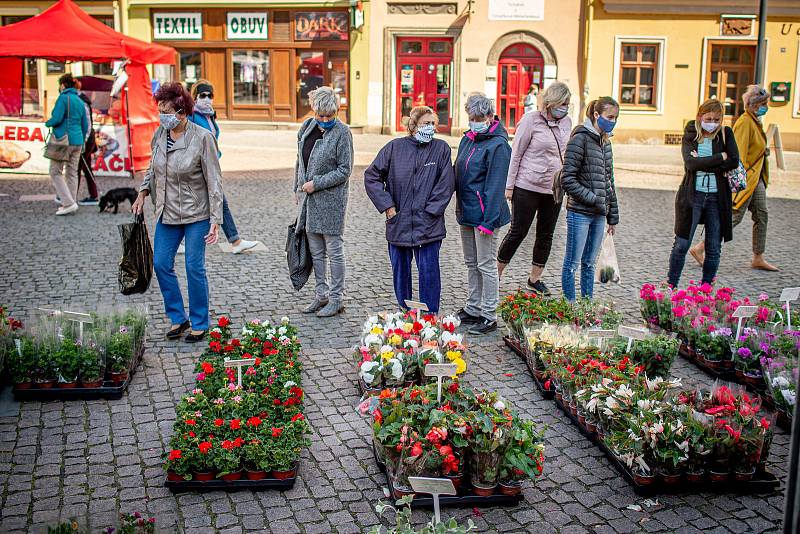 Farmářské trhy na Dolním náměstí v Opavě, 22. dubna 2020.