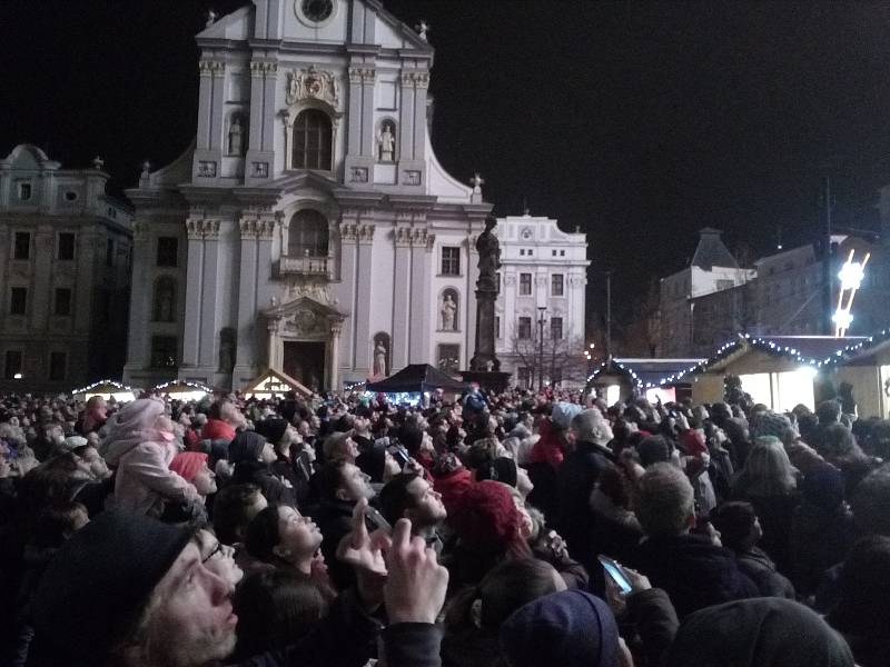 Slavnostního rozsvěcení vánočního stromu na Dolním náměstí v centru Opavy se dnes zúčastnily tisíce lidí.