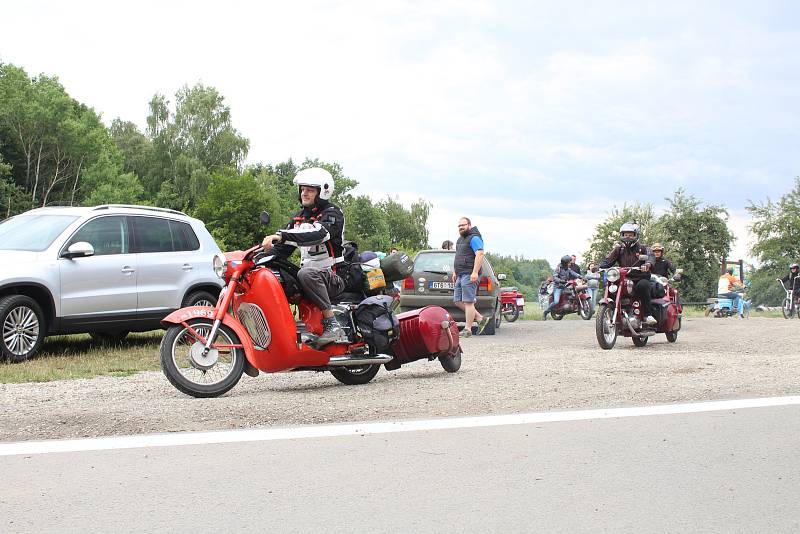 Skupina motorkářů na Jawách vyrazila na svou pět tisíc kilometrů dlouhou pouť od Stříbrného jezera v Opavě.