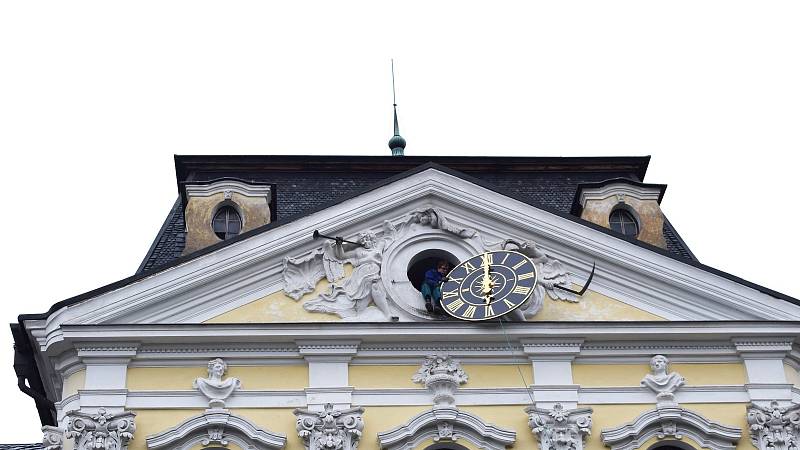 Hodiny na kravařském zámku už se roztikaly