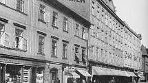 Vzhled původního obchodního domu Breda & Weinstein z počátku minulého století a Bauerem vytvořeného obchodního domu z roku 1928 (pod článkem) se podstatně liší.
