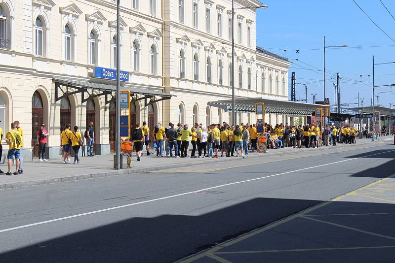 Fanoušci SFC Opava odjeli speciálně vypraveným vlakem do Ostravy.