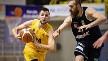 Opava - Zápas 5. kola basketbalové Kooperativa NBL mezi BK Opava a BK Děčín 21. října 2017 v Opavě. Jakub Šiřina - o, Jakub Krakovič - d