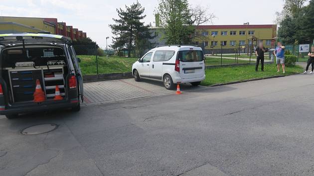 Nehoda, cyklista narazil do automobilu, Dolní Benešov, 22. dubna 2023.