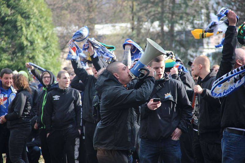 Padesát zadržených fanoušků a další, kteří utrpěli zranění. I takto dopadlo derby mezi Slezským FC a ostravským Baníkem, jež hosté vyhráli 1:0.