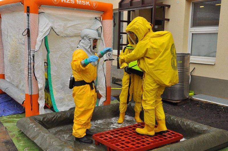 Třináct profesionálních hasičů se zapojilo ve středu do taktického cvičení složek IZS ve Slezské nemocnici v Opavě, kde se náhle objevil pacient s podezřením na onemocnění hemoragickou horečkou typu Ebola.