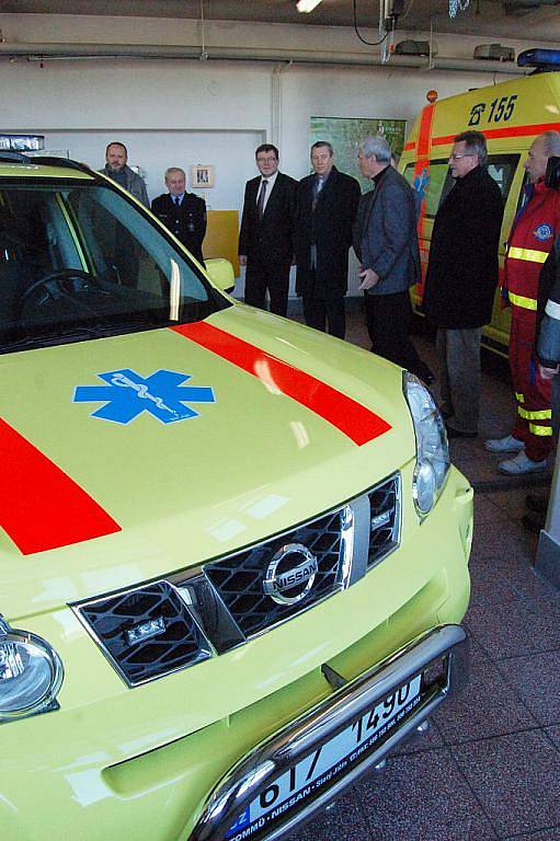 Nový Nissan nahradí auto, které bylo zničeno při loňské bouračce. Bude sloužit lékaři k rychlému přesunu za pacientem.