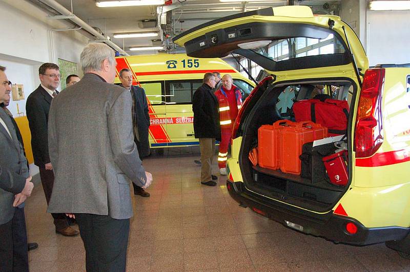 Nový Nissan nahradí auto, které bylo zničeno při loňské bouračce. Bude sloužit lékaři k rychlému přesunu za pacientem.