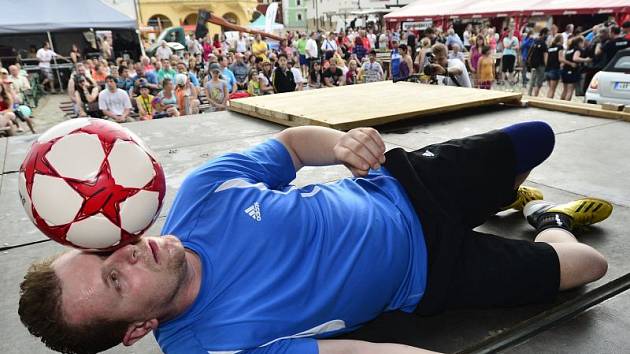 Jiří Kremser na nedávném Mezinárodním festivalu rekordů a kuriozit v Pelhřimově dosáhl na dva rekordy s fotbalovým míčem.