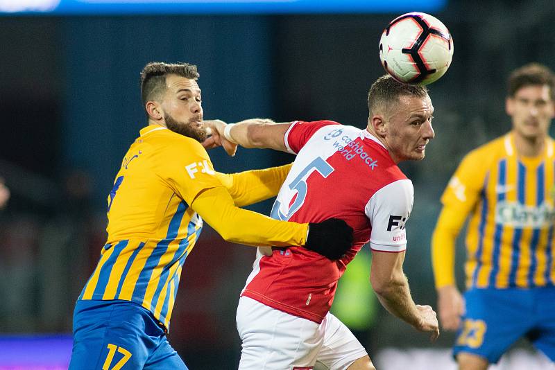 Opava - Zápas 17. kola FORTUNA:LIGY mezi SFC Opava a SK Slavia Praha 3. prosince 2018 na Městském stadionu v Opavě. Petr Zapalač (SFC Opava), Vladimír Coufal (SK Slavia Praha).