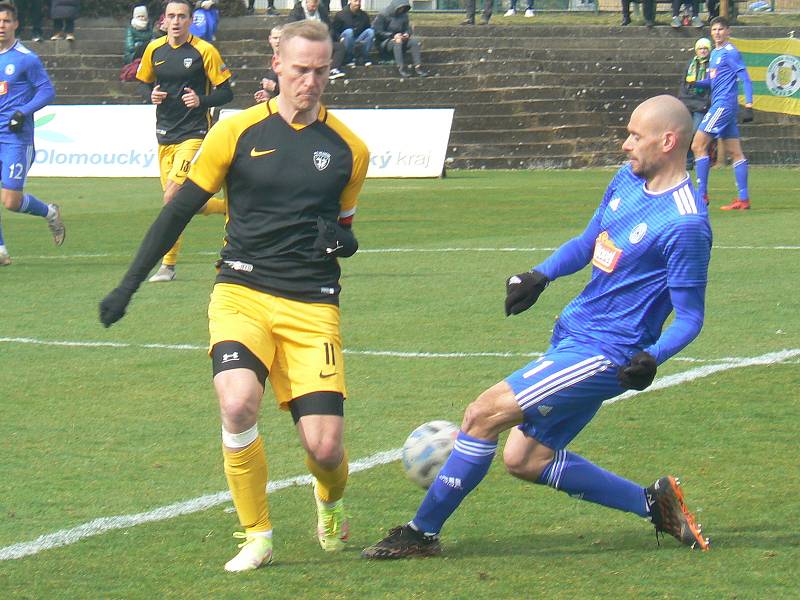 Fotbalisté olomouckého béčka (v  modrém) uhráli bezgólovou remízu s Hlučínem