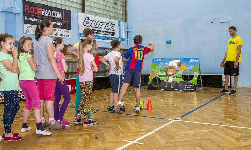 Velká basketbalová roadshow se konala v tělocvičně Základní školy Otické v Opavě. 