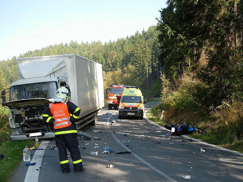 Dopravní nehoda motocyklisty a nákladního auta mezi Vítkovem a Jakubčovicemi nad Odrou.