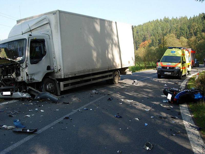 Dopravní nehoda motocyklisty a nákladního auta mezi Vítkovem a Jakubčovicemi nad Odrou.