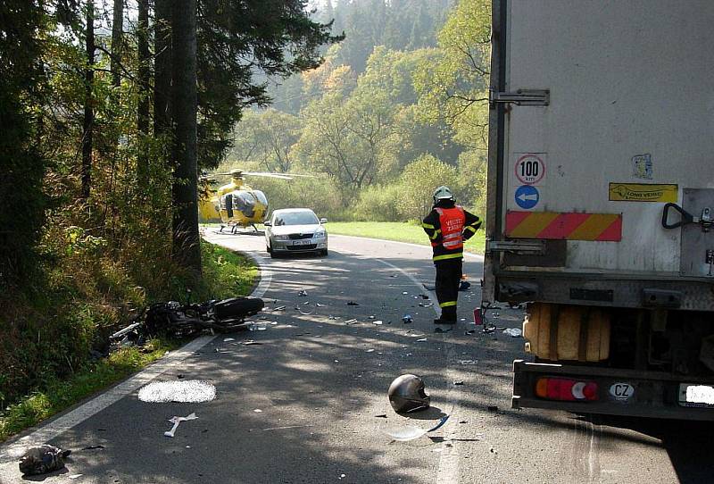 Dopravní nehoda motocyklisty a nákladního auta mezi Vítkovem a Jakubčovicemi nad Odrou.