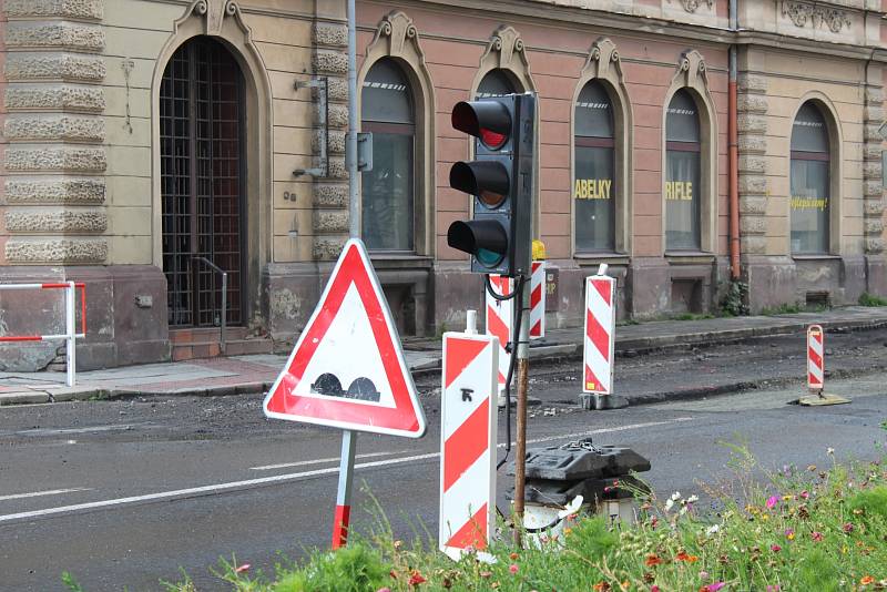 V krnovské ulici se aktuálně frézuje povrch silnice a provoz řídí semafory. Úplná jednodenní uzavírka v obou směrech proběhne nejspíše 3. listopadu.