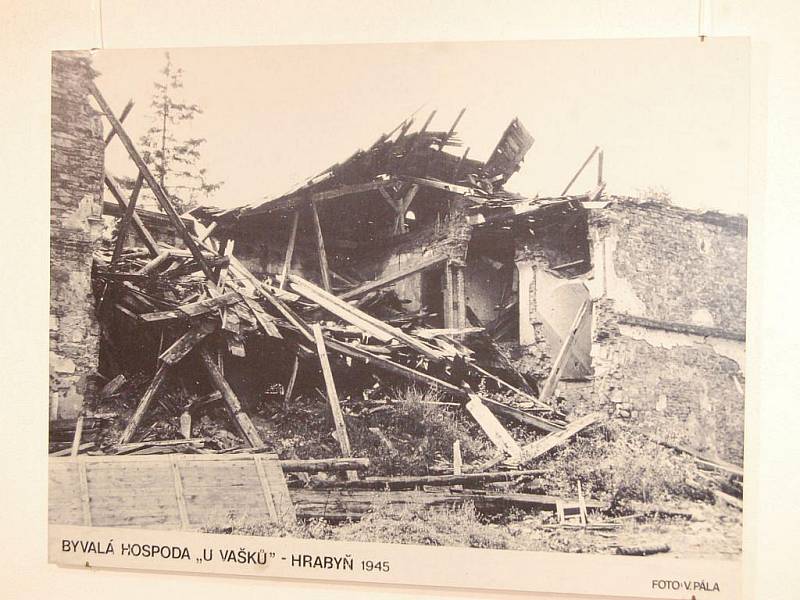 Doklad nekonečné lidské pomoci i naprostého a nesmyslného zmaru. To jsou témata dvou nových výstav, které byly v úterý otevřeny v prostorách správní budovy Památníku druhé světové války v Hrabyni.