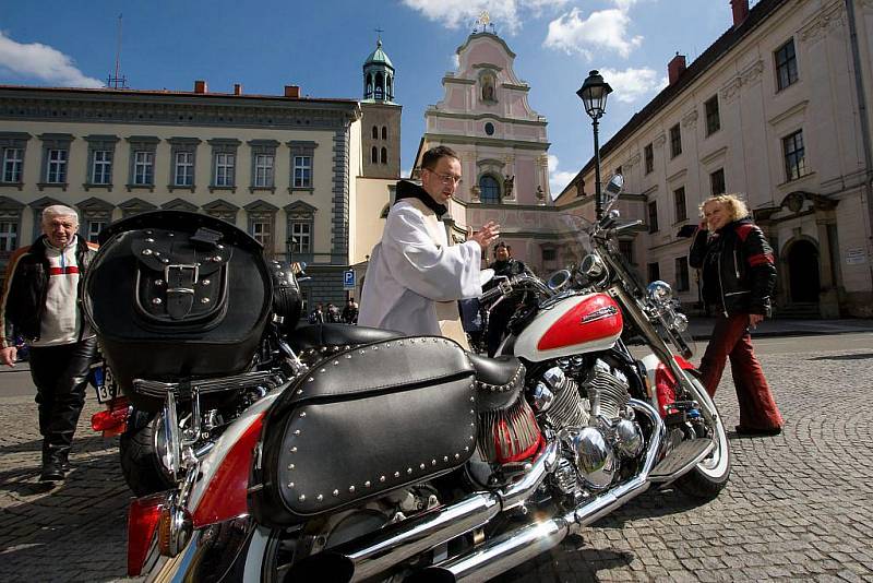 Vrcholem dne byla účast faráře, který motorkám požehnal před jedním z opavských kostelů.