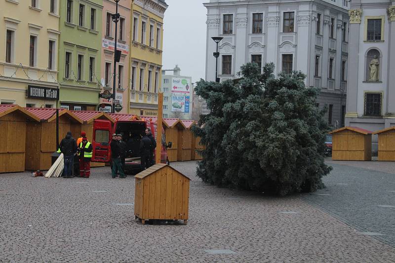 Stavění vánočního stromu na Dolním náměstí v Opavě.