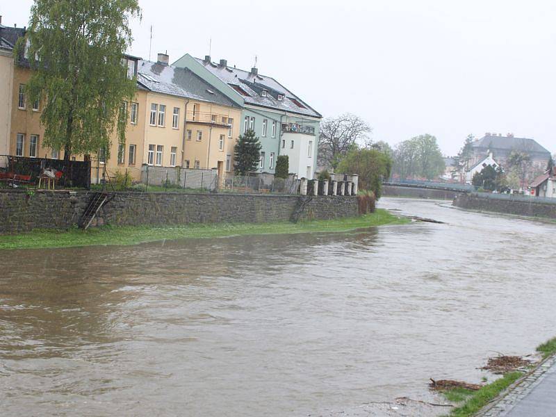 Stav na řece Opavě v Kateřinkách, ve čtvrtek 27. dubna okolo desáté hodiny. (227 cm)