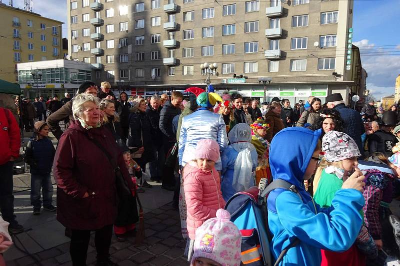 Horní náměstí ožilo 5. března od 15:30 hodin nefalšovaným masopustním dějem, ve kterém nechyběl ani tradiční průvod masopustních maškar.