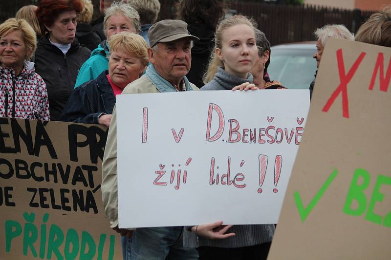 Občanům Benešova došla trpělivost, zablokovali silnici.