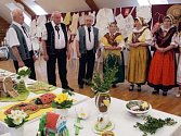 O víkendu se návštěvníci výstav v bohuslavickém Obecním domě mohli podívat i na dobové oblečení.