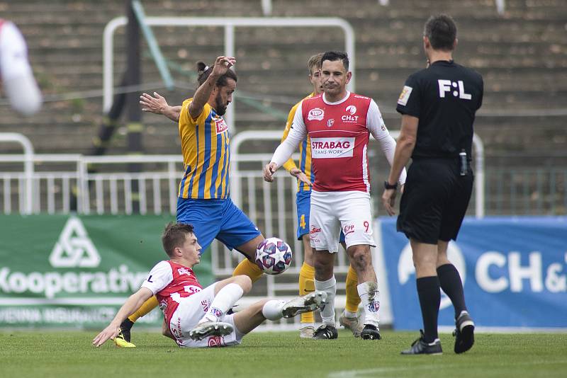 Fotbalové utkání FK Pardubice (červení) - SFC Opava v Praze.