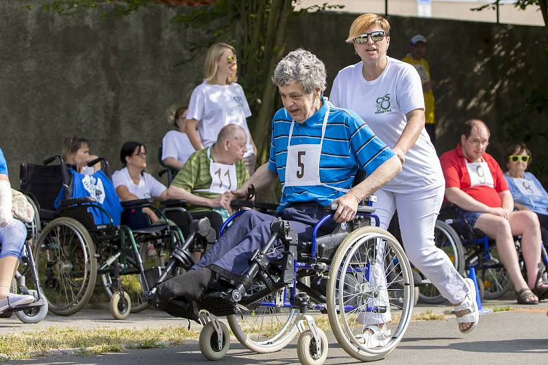 Centrum sociálních služeb (CSS) v Hrabyni uspořádalo třetí ročník štafetového maratonu na kolečkách.