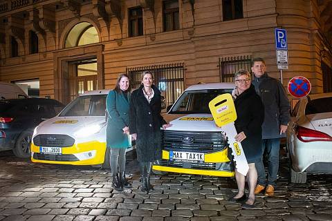 Na třech místech Česka se od ledna nově rozjedou speciální Taxíky Maxíky. Zvýhodněná doprava pod hlavičkou Konta Bariéry a lékárenské sítě Dr.Max pomůže seniorům a lidem s handicapem mimo jiné v Kravařích.