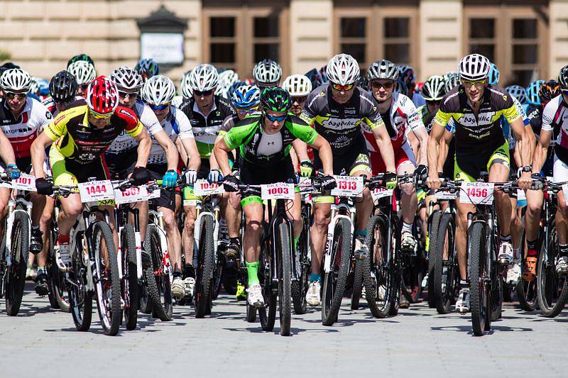 Stovky bikerů vyrazily v sobotu dopoledne z Horního náměstí na trať už 16. ročníku SILESIA bike marathonu. Čekala je cesta třeba kolem zámků v Raduni a Hradci nad Moravicí nebo podél řeky Moravice.