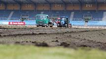 V pondělí dopoledne na hrací plochu stadionu v Městských sadech najely stroje, aby se začal odstraňovat starý trávník.