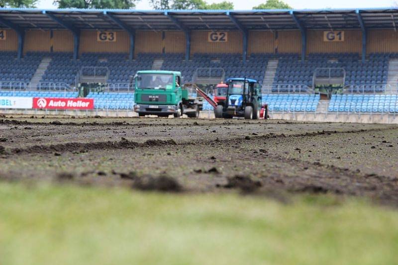 V pondělí dopoledne na hrací plochu stadionu v Městských sadech najely stroje, aby se začal odstraňovat starý trávník.