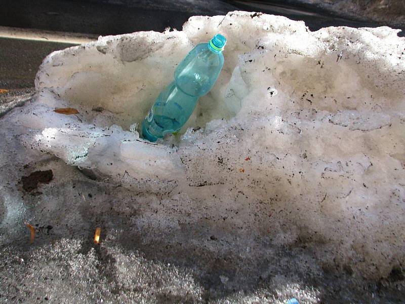 PET lahve, papírky, sáčky, krabičky od cigaret, nedopalky, střepy a psí výkaly. To je jen zlomek toho, co v těchto dnech odkryl sníh v ulicích Opavy. 