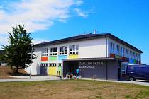Nová škola se žákům slavnostně otevře 1. září.