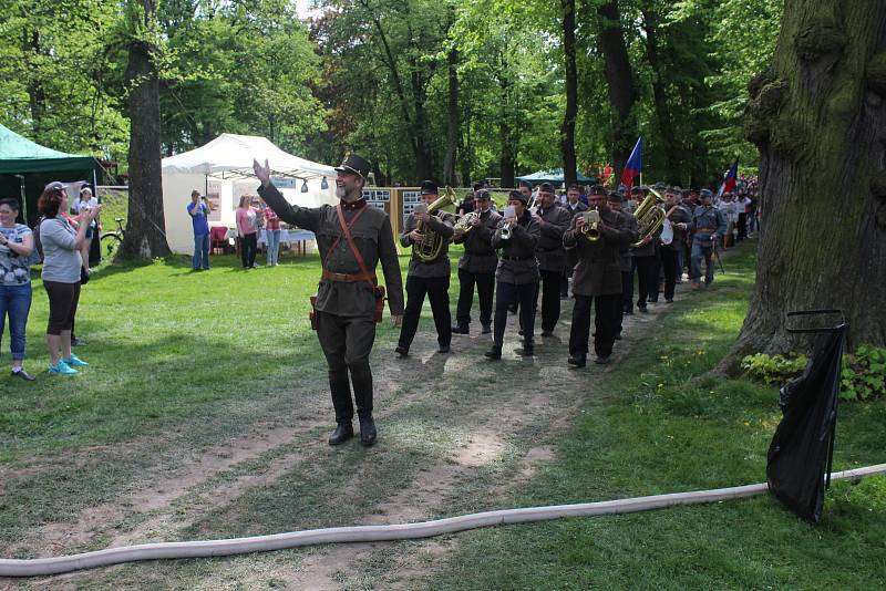 Otevírání turistické sezony Opavského Slezska v Městských sadech si nenechala ujít spousta lidí.