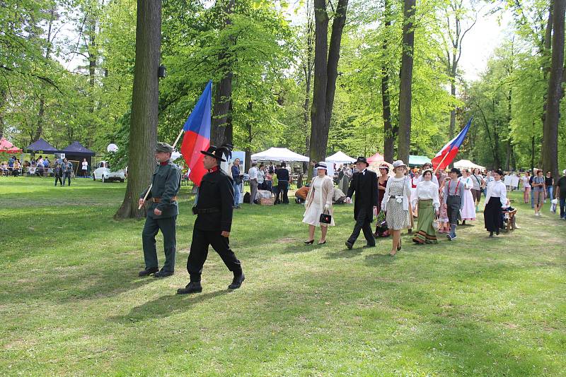 Otevírání turistické sezony Opavského Slezska v Městských sadech si nenechala ujít spousta lidí.