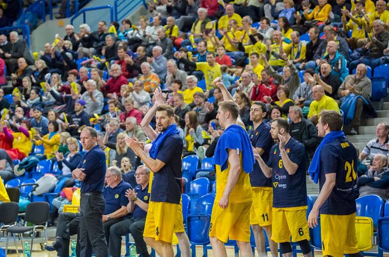 BK Opava – USK Praha 67:56 (19:14, 30:28, 55:37). 