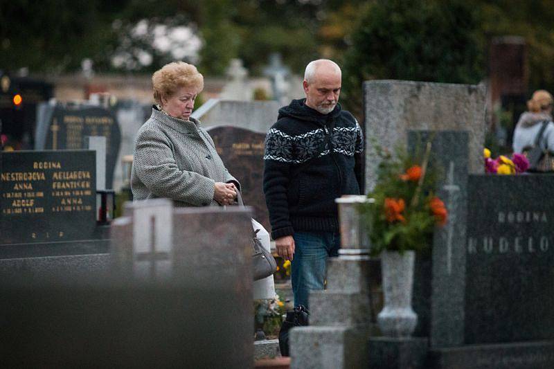 Svíčky, věnce a hlavně obrovské zástupy lidí. Nejen Opavsko si o víkendu připomínalo Památku zesnulých a hřbitovy byly mnohdy přeplněné k prasknutí. (Opava-Jaktař)