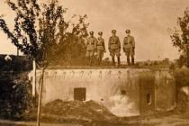 Historický snímek německých důstojníků u lehkého objektu vzoru 37 v blízkosti Komárova.