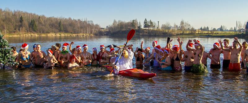 Během dopoledne na Štědrý den v rámci akce s názvem Rampouch do vod Stříbrného jezera v Opavě vstoupilo několik desítek otužilců.