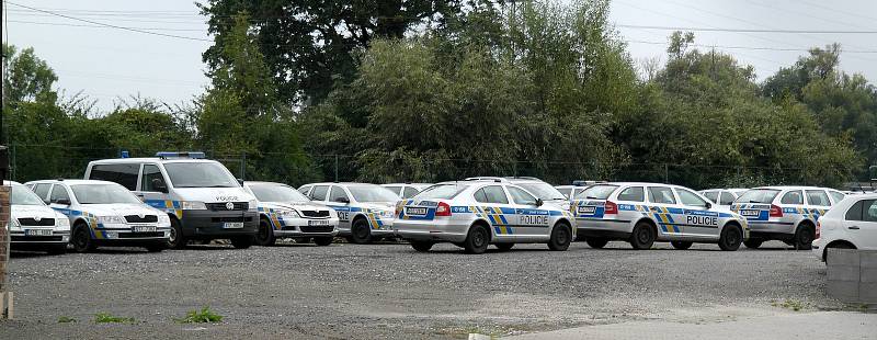 Ojetiny moravskoslezské policie na anonymním plácku kousek za cedulí Komárov na výpadovce z Opavy na Ostravu, září 2021.