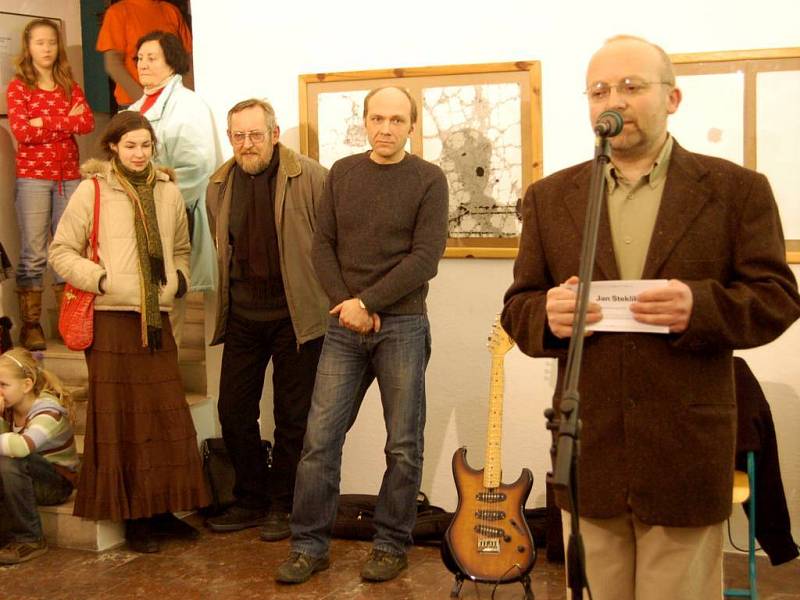 Martin Klimeš (na fotografii vpravo) uvedl výstavu Stanislava Křížka, který stojí po jeho pravé ruce od M. Klimeše.