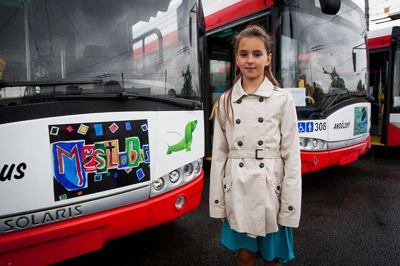 Desetiletá Klára Zavadilová z Opavské Základní školy T. G. Masaryka je autorkou kresby a názvu jednoho z nových trolejbusů. Vůz byl pokřtěn jménem Městobus.