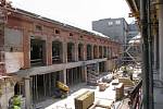 Stavební práce na vybudování společensko obchodního centra Breda & Weinstein jsou v plném proudu a skelet rozsáhlého objektu roste přímo před očima. 