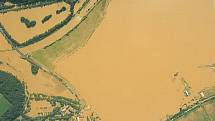 Povodňová vlna protrhla hráze řeky Opavy, která se spojila s vodou z Hlučínského jezera. Okolí Hlučína se tak změnilo v jednu velkou vodní plochu.