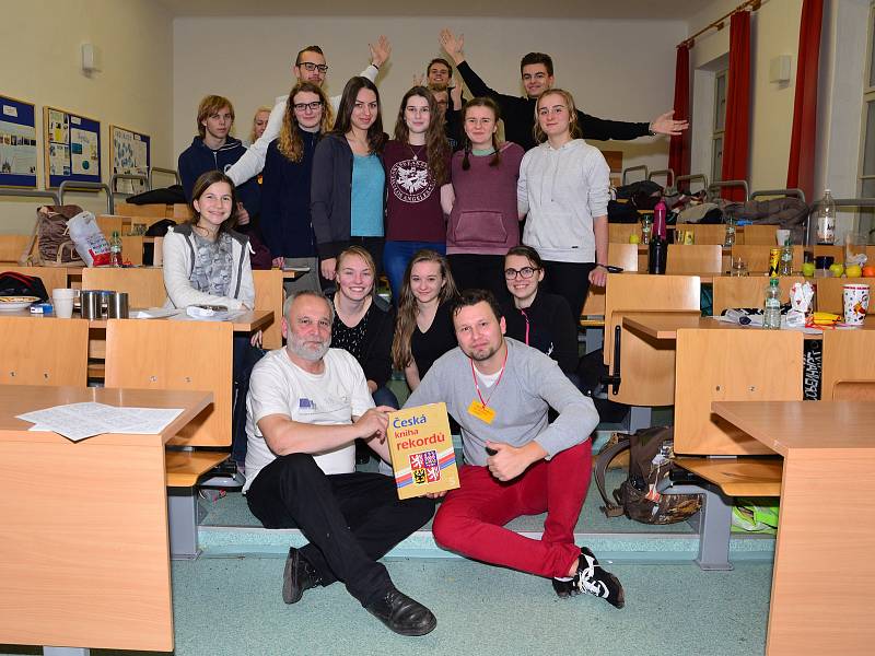 Studenti Mendelova gymnázia v Opavě vytvořili o víkendu nový český rekord v non stop výce. Celkem se vydrželi učit 41 hodin.