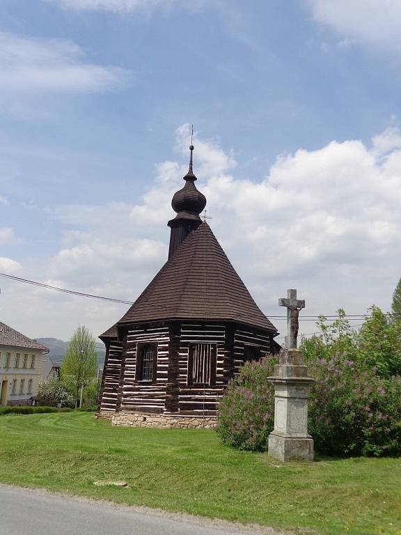 Dřevěné kostelíky v Maršíkově a Žárové a zámecký park v Loučné nad Desnou